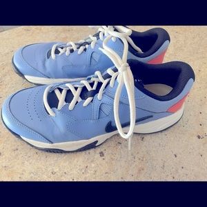 Nike women’s size 8 blue tennis sneakers
